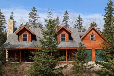 Image de Beautiful Log Home on 5 acres private beach-steps down the road!