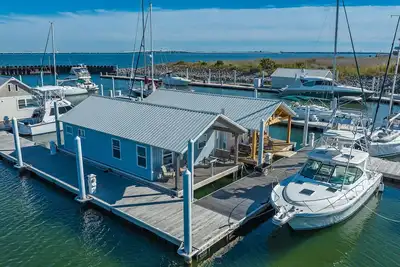 Image de Tranquil! Amazing! Immaculate! Unique! Downtown! 10 stars! Dock your boat! !