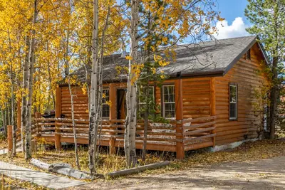 Image de Aspen Leaf Lodges is back with 4 newly renovated cabins