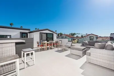 Image de Premiere Coastal Elegance in Corona Del Mar | Expansive Rooftop Deck | Luxury Interior