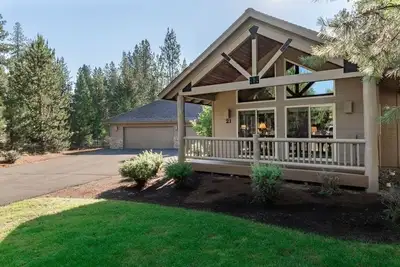 Image de Sunriver Adventure Lodge - 4br/3. 5ba, 2 Primary suites, A/C, Bikes, & Sharc