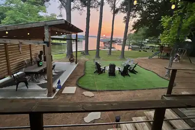 Image de Amazing Lake Home with Large lot & Sunset views. 5 mins to city,