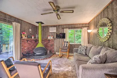 Image de Cozy Adirondacks Cabin: Walk to Lake Eaton!