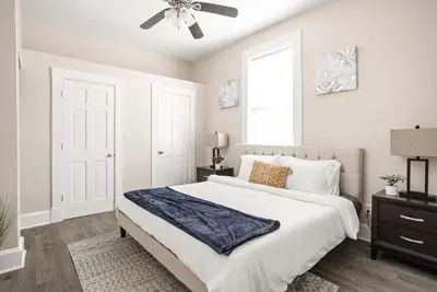 Image de Prime Location w/ Pool Table + King Bed, Sleeps 16+!