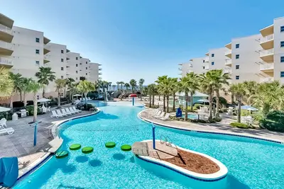 Image de Second floor beachfront condo with pool and hot tub access, W/D, and central Ac