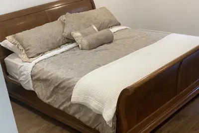 Image de King &queen beds 4 B & 2 Ba, 2000 Sf gated home in prestigious north Los Altos