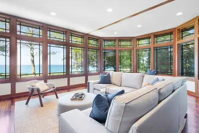 Image de Stylish Lakefront Home with a Furnished Deck, Free WiFi, & Fireplace - Dogs Ok