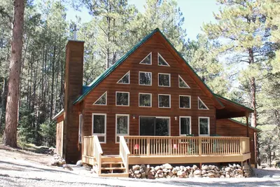 Image de Large deck overlooking hiking trail/fiber-optic wifi/ short walk to village.