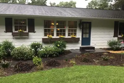 Image de Cute 2 bedroom cottage with big closed in screen porch