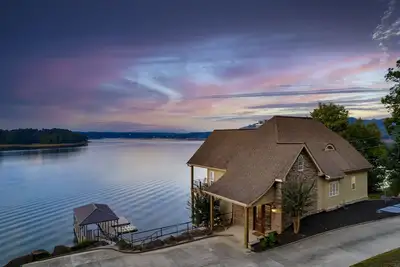 Image de Unbeatable Smith Lake View - Few steps to water - Sleeps 11 - Year round water