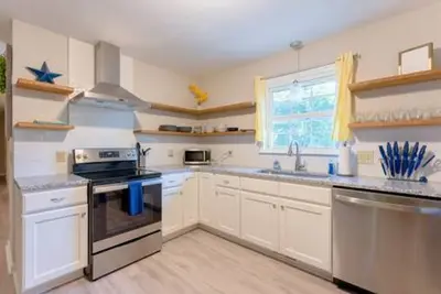 Image de Le Bleu Haven - Modernized Bungalow Charmer