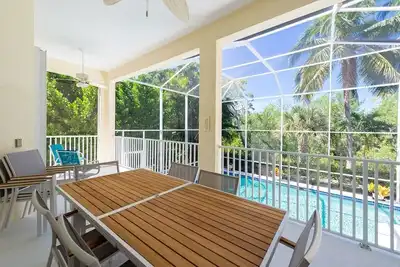 Image de Island Home w/ Pool, covered deck outdoor dining, 15min walk to beach, desk