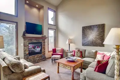 Image de Snag Labor Day! Spacious Luxury Home w/Ac, Private Hot Tub, Garage, & Peaceful Neighborhood!