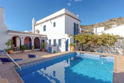 Cottage village rural avec vue imprenable montagnes, piscine privée, climatisation et Wi-Fi