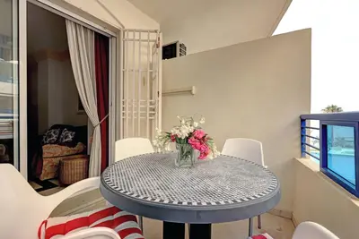 Image de Appartement de première ligne avec vue sur la mer, piscine, climatisation et Wi-Fi.