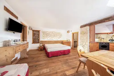 Image de Studio \"La pratolina monolocale\" avec vue sur les montagnes, terrasse et jardin.