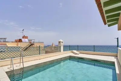 Image de Appartement de plage avec vue sur mer, balcon, piscine sur le toit et Wi-Fi