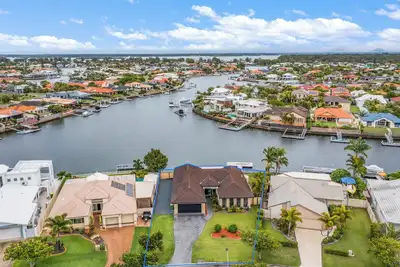 Image de Tranquil Canal Front Holiday House