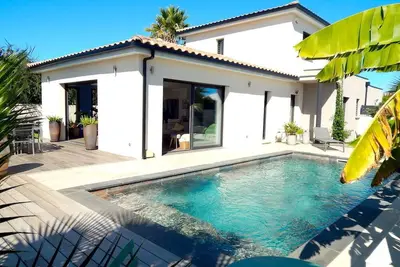 Image de Belle villa contemporaine et climatisée avec piscine