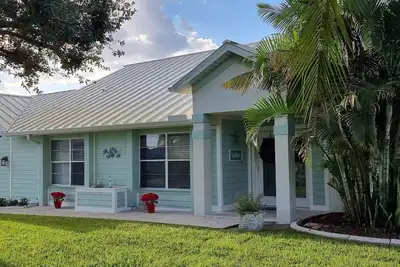 Image de Villa Coral Cove heated pool, large lanai, lounge and fire pit in For Mile Cove