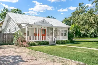 Image de 3/2 Cottage | Full Kitchen | Six Blocks to Downtown Main | Hot Tub | Gas Grill