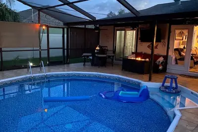 Image de Cozy home complete with pool and outdoor living