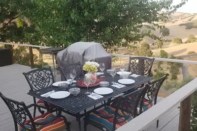 Image de The J's Nest Cottage - Quiet Country Cottage with Mountain Views!