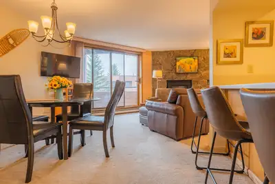 Image de Marina Place Condo: Lake, Mountain Views