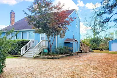 Image de Acorn - Nice home in great location. Big porch. -Linens And Towels Provided