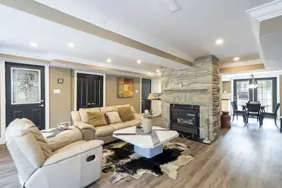 Image de Beautiful and Modern Two Bedroom Home / Walking Distance to Beach