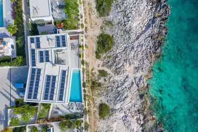 Villa Esperia - superbe villa en bord de mer avec piscine chauffée et sauna à Rogoznica