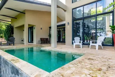 Image de Nostalgic Retro Home on Luxurious Lot with a Private Infinity Pool and Ocean Vie