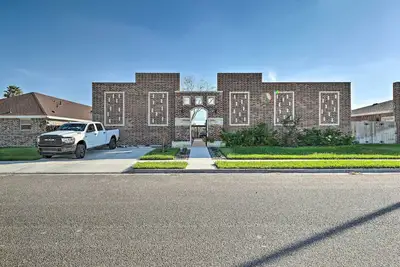 Image de Sleek Edinburg Home Near Shopping & Hiking!