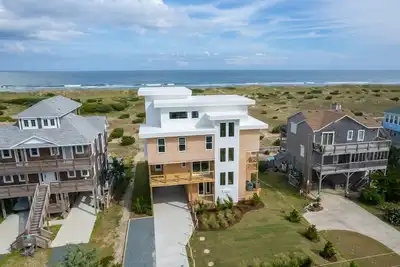 Image de Fantastic Oceanfront Modern Coastal Home w/ Saltwater Pool - Simply the best!