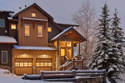 Image de Luxury + Pool/Hot Tub + Close to Skiing - Chalet Veranda