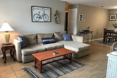 Image de Bright, Cozy and Blocks to Beach 2 Bedroom!