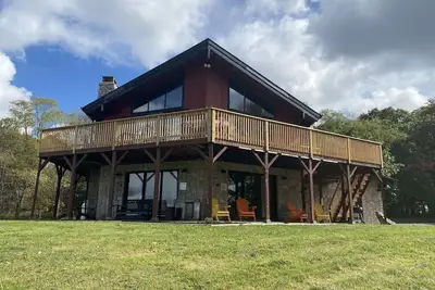 Image de The eclectic lodge sits on 10 acres and is within 40 minutes from 3 ski resorts.