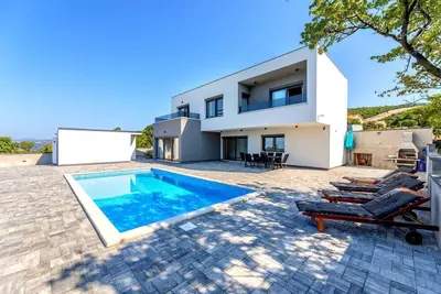 Image de Villa avec piscine dans le paisible village de Smrika