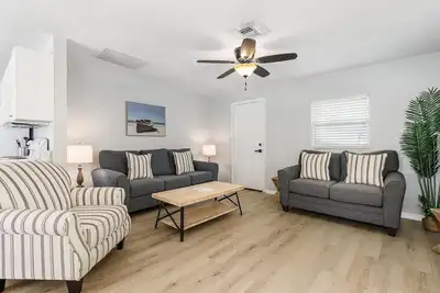 Image de 8 Person 2-Bedroom Condo with Waterview Balcony - Tarpon - Welcome to our stunning two-bedroom condo room with a balcony!
