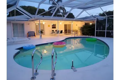 Image de ☀ Tropical Vacation Home w/ Heated Pool ☀