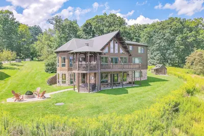 Image de Lake Access, Dock, Hot Tub, Fire Pit, Game Room, + More!