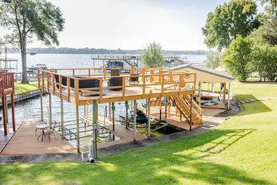 Image de Expansive Lake House with separate studio apartment