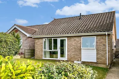 Image de A lovely coastal property boasting private parking.
