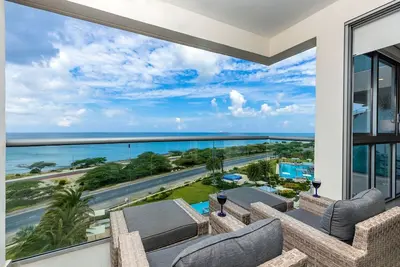 Image de Beautiful Colorful Condo with Panoramic Ocean View