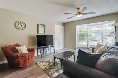 Image de Beautiful Clean 2 Bedroom 2 Blocks from beach 🏝