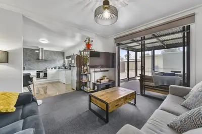 Image de Comfort behind Crouch In Cbd, newly renovated, perfect for the family & pets