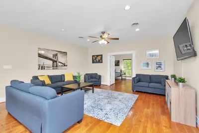 Image de 6-Room Lakeside Escape with Scenic Views Ls