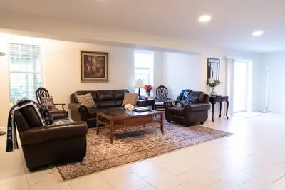 Image de Fully furnished spacious basement suite, Private entrance.
