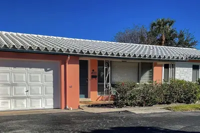 Image de 3 bed villa. Walk to grocery, restaurants, beach. Hot tub and more…
