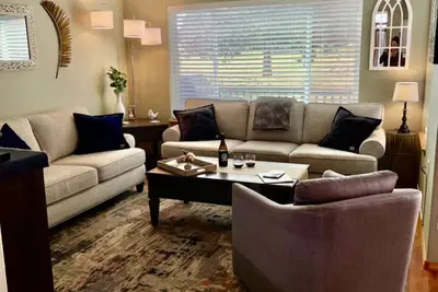 Image de Freshly remodeled and updated dog friendly get-away w/Private Hot Tub and view!